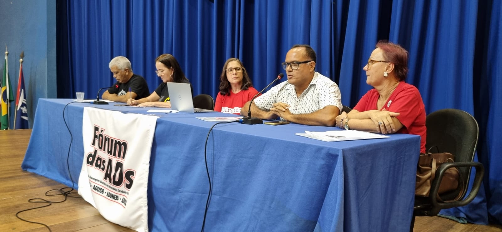 Professor João Diogenes representou a Adufs na mesa de encerramento